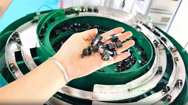 Optik Kalite Kontrol Makinesi (Kusurlu Konektörleri Ayıklamak İçin)